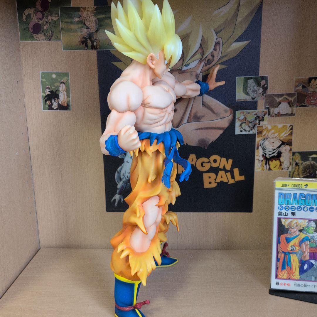 ドラゴンボール　フィギュア　ギガンティック　超サイヤ人　孫悟空　下敷き