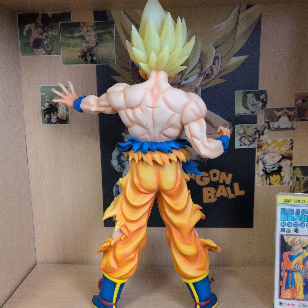 ドラゴンボール　フィギュア　ギガンティック　超サイヤ人　孫悟空　下敷き