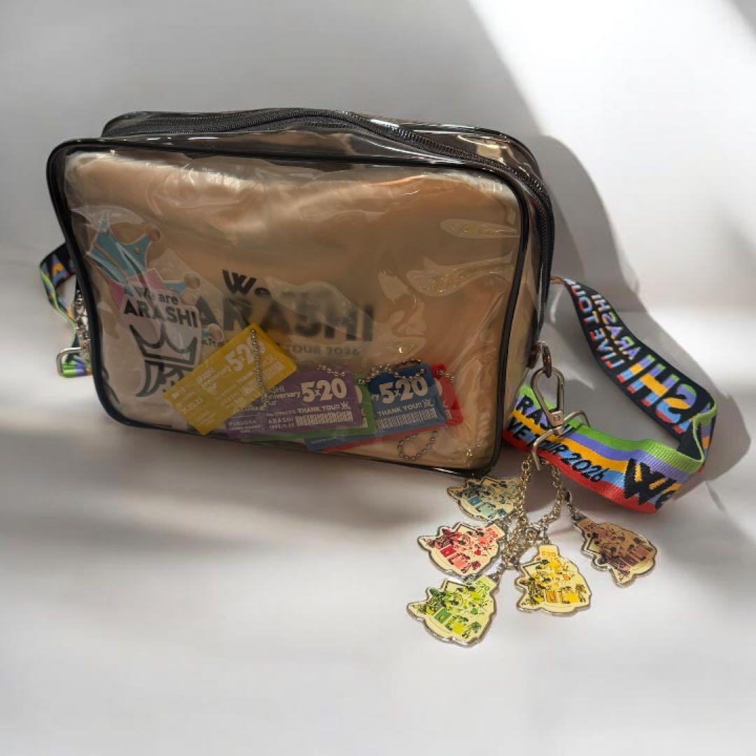 嵐2026ポーチ新品未使用とフォンタブストラップ+痛バッグ仕様/グッズ16個付き