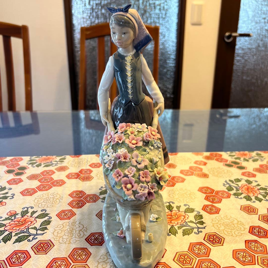 LLADRO ドール/外箱なし/花の入った車を押す少女