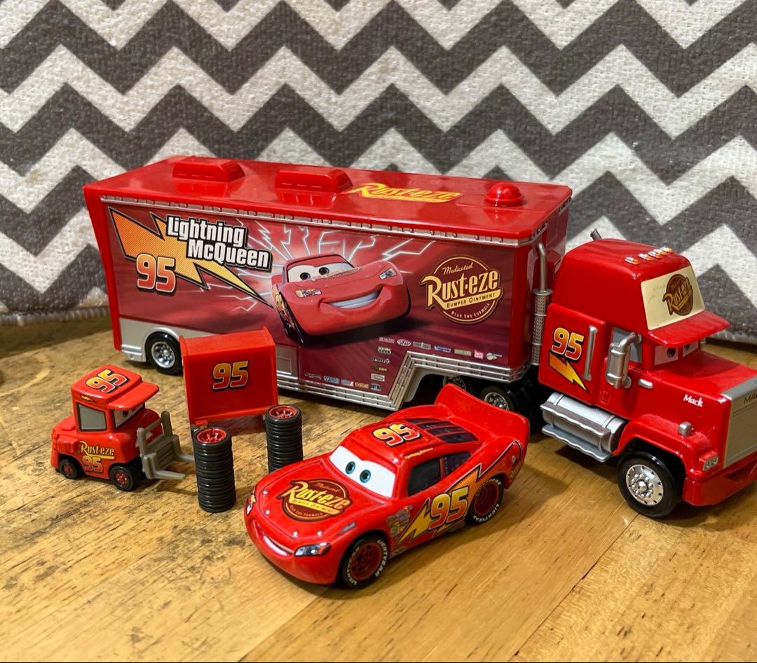 マテル　カーズLightning McQueen ハウラー、ピットクルーセット