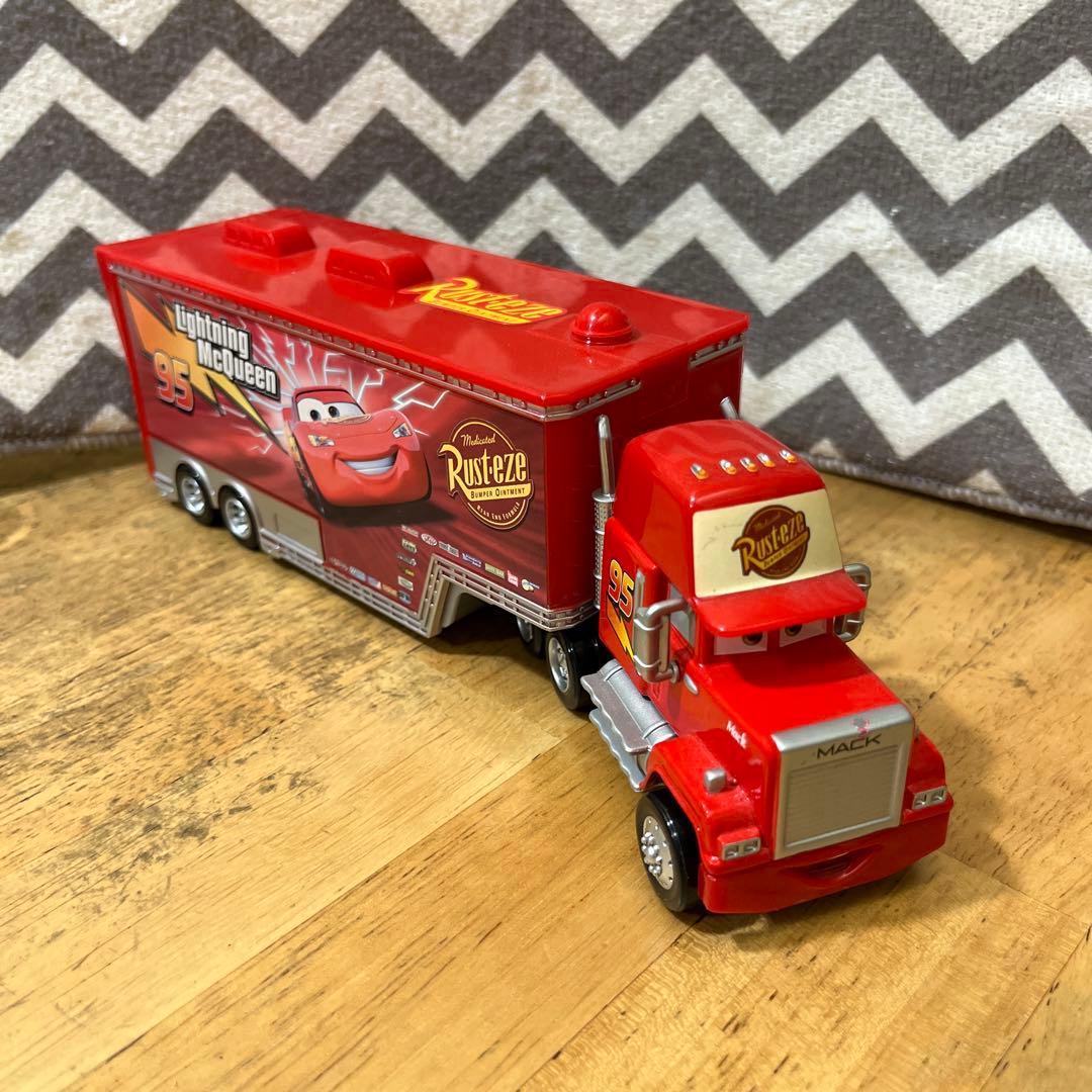 マテル　カーズLightning McQueen ハウラー、ピットクルーセット