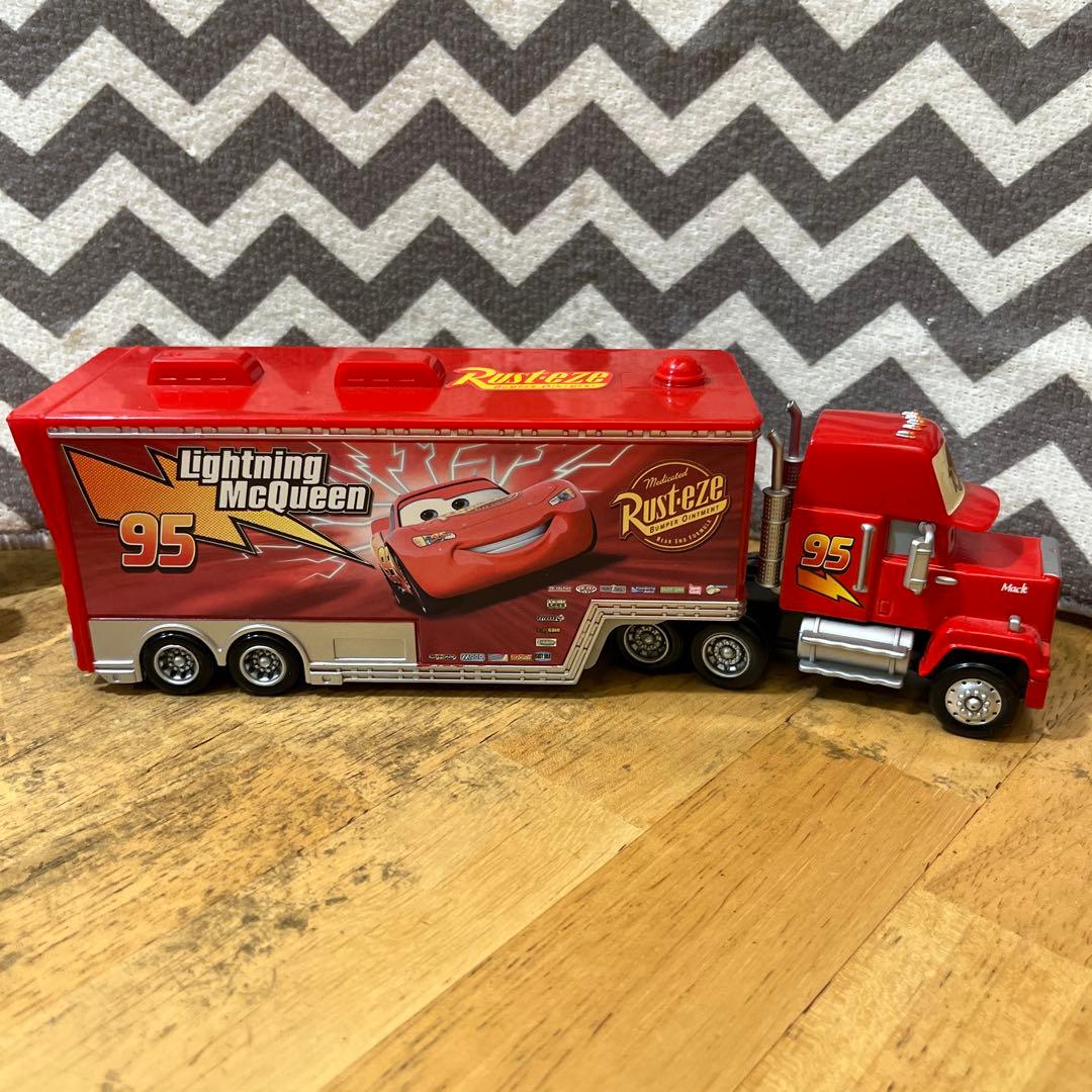 マテル　カーズLightning McQueen ハウラー、ピットクルーセット