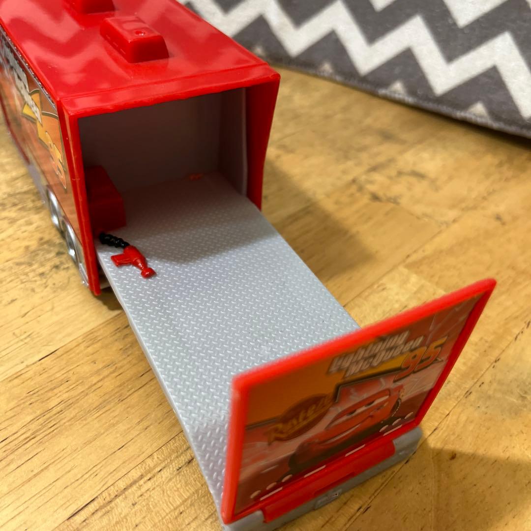 マテル　カーズLightning McQueen ハウラー、ピットクルーセット