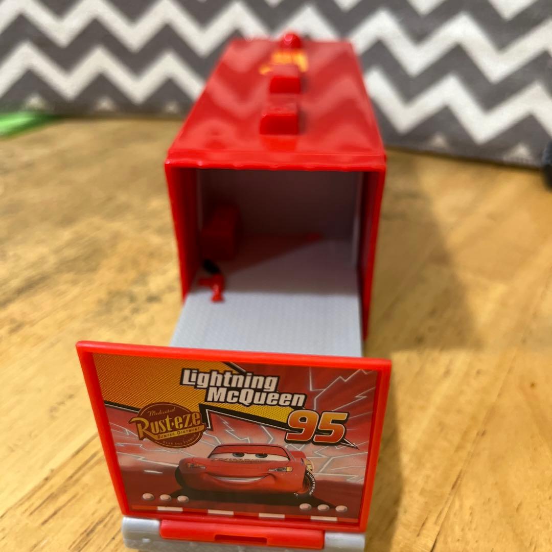 マテル　カーズLightning McQueen ハウラー、ピットクルーセット