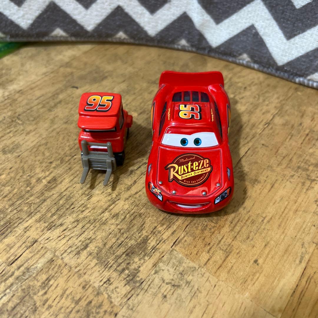 マテル　カーズLightning McQueen ハウラー、ピットクルーセット