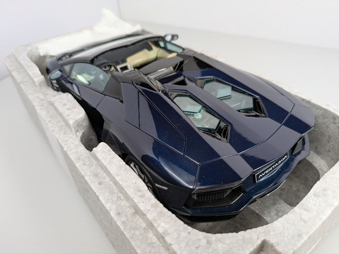 1/18 ミニカー オートアート ランボルギーニ アヴェンタドール ロードスター