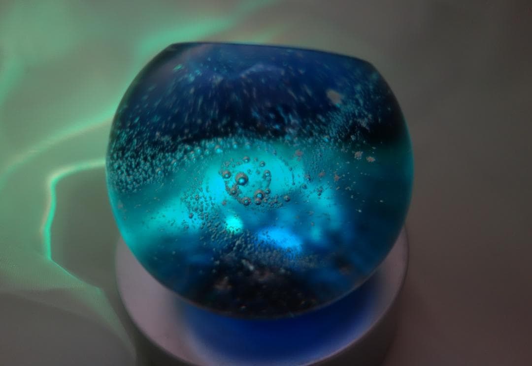 ガラスオブジェアーティスト ワタナベカズオ 青の銀河 手のひら宇宙 球体カット入