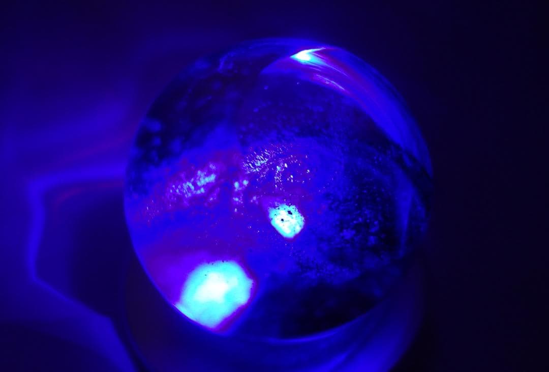 ガラスオブジェアーティスト ワタナベカズオ 青の銀河 手のひら宇宙 球体カット入