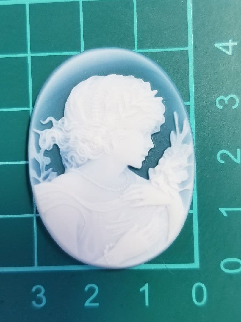 KM-49 【ハンズ・ピーター・ミュラー作】天然緑瑪瑙カメオルース