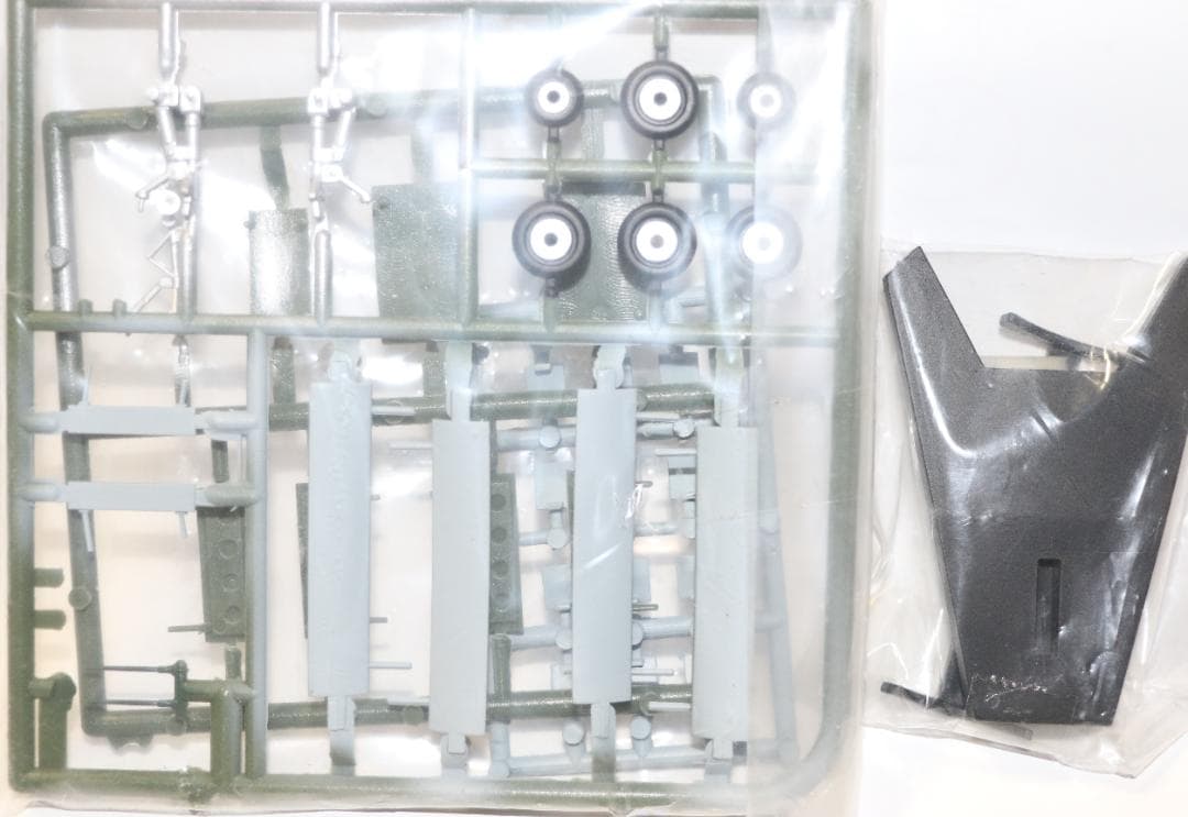 貴重　フジミ製海軍超重爆撃機　富嶽　１/144　塗装済　プラモデル　　中古品