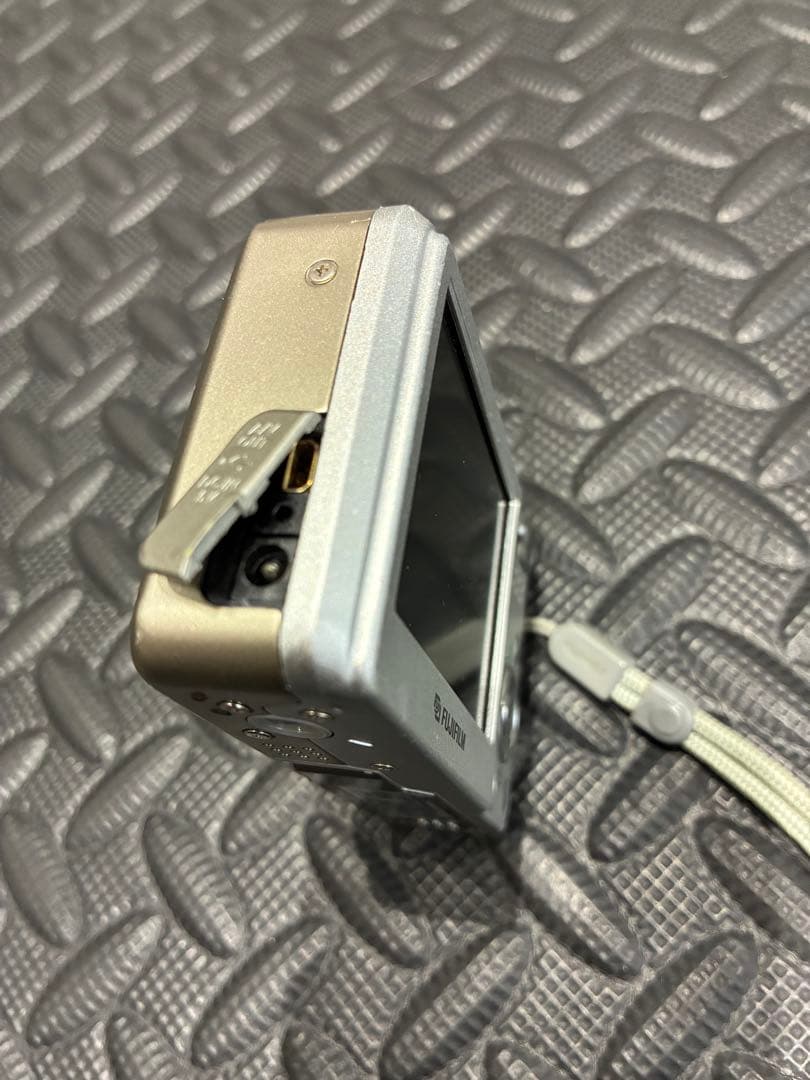 中古品★FUJIFILM FinePix F30コンパクトデジタルカメラ