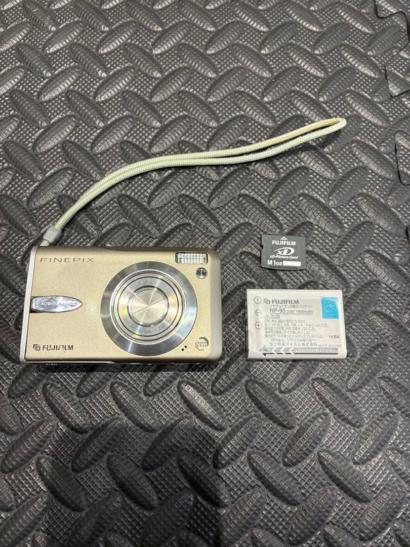 中古品★FUJIFILM FinePix F30コンパクトデジタルカメラ