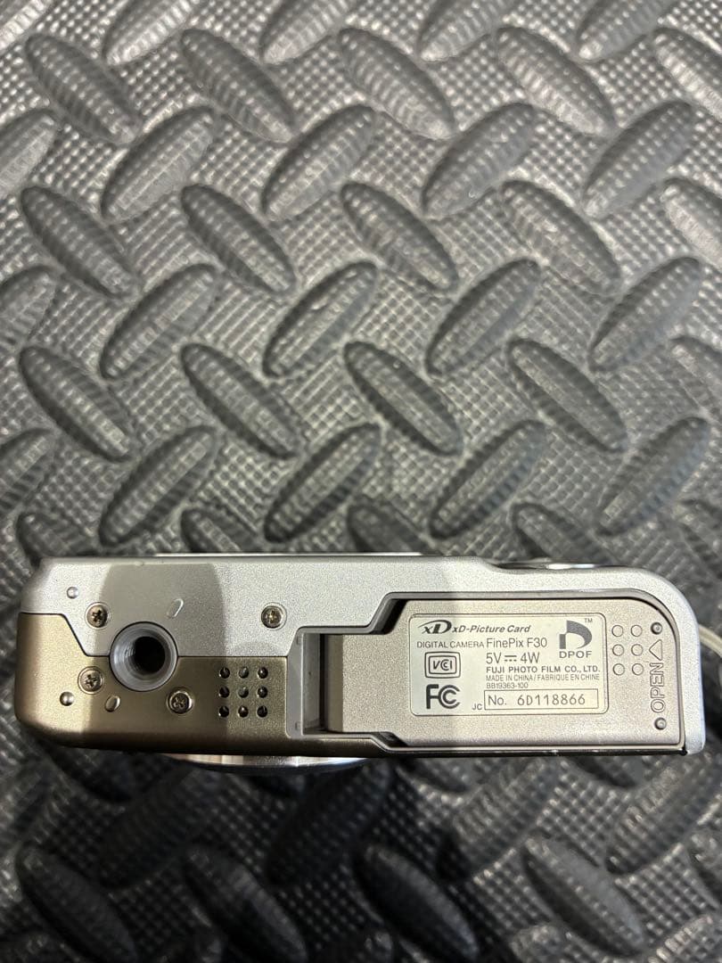 中古品★FUJIFILM FinePix F30コンパクトデジタルカメラ