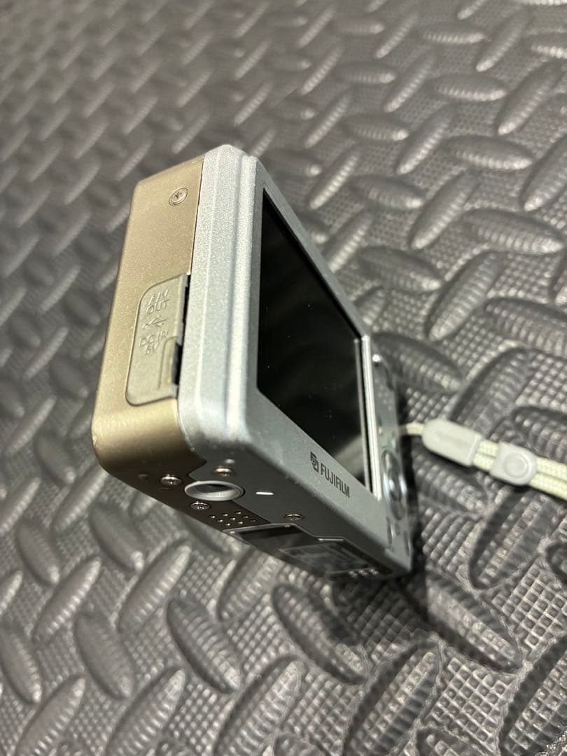 中古品★FUJIFILM FinePix F30コンパクトデジタルカメラ