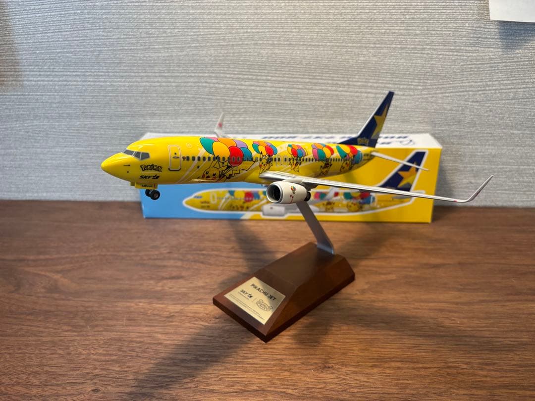 【美品】　1/130 B737-800 ピカチュウジェット