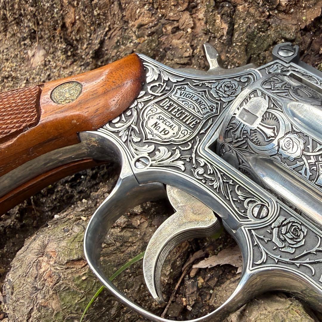 一点物S&W M19 2.5インチ ヴィクトリアン探偵彫刻カスタム 木製グリップ