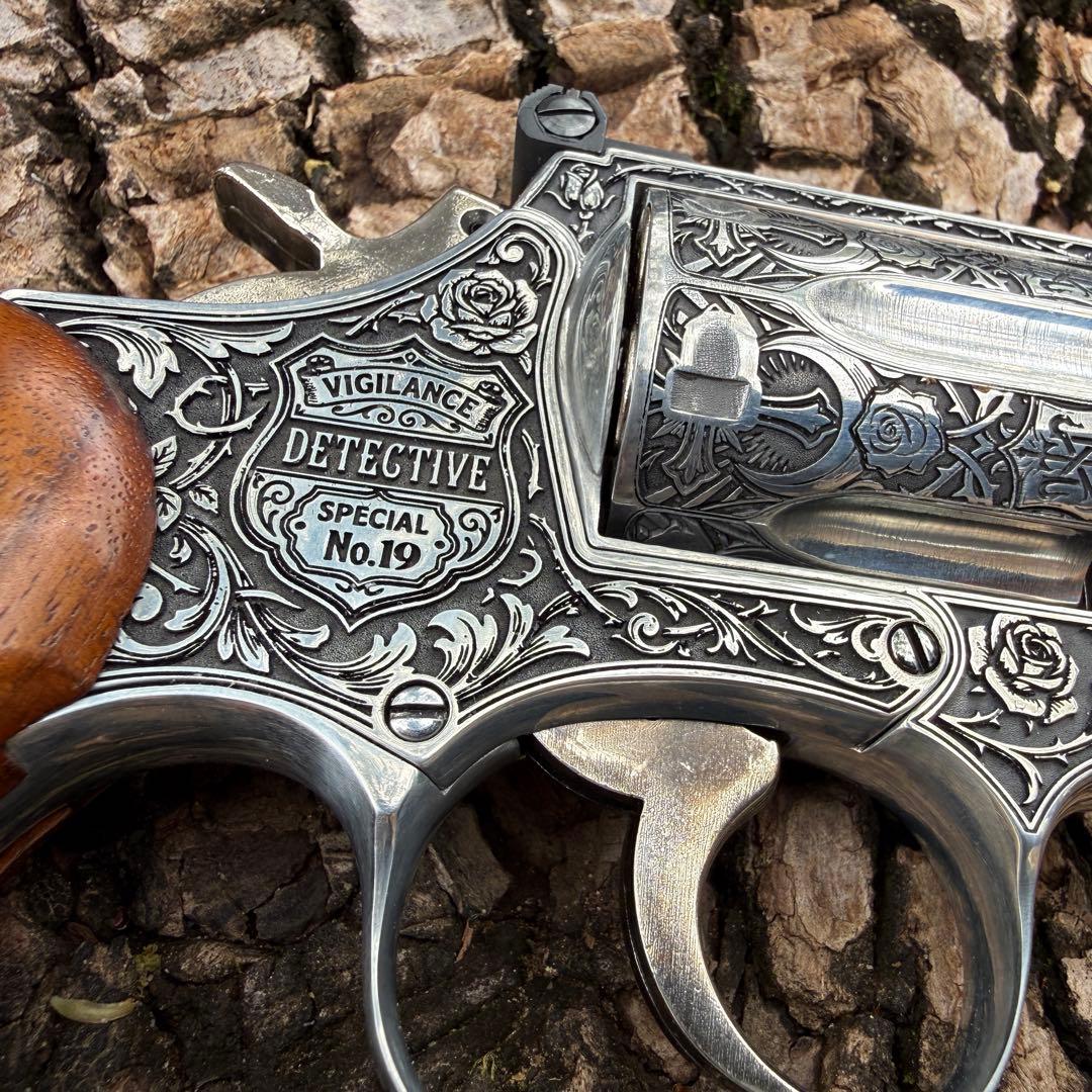 一点物S&W M19 2.5インチ ヴィクトリアン探偵彫刻カスタム 木製グリップ