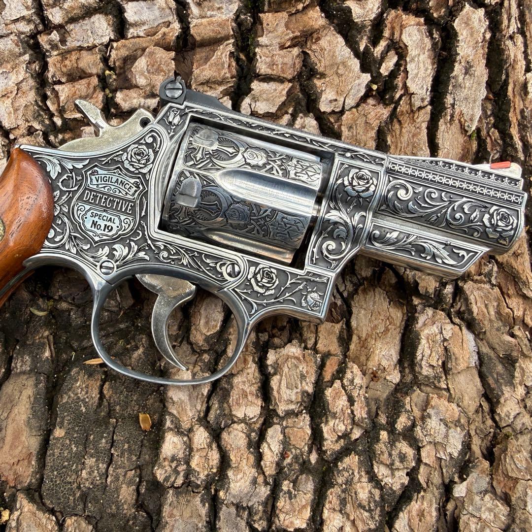 一点物S&W M19 2.5インチ ヴィクトリアン探偵彫刻カスタム 木製グリップ