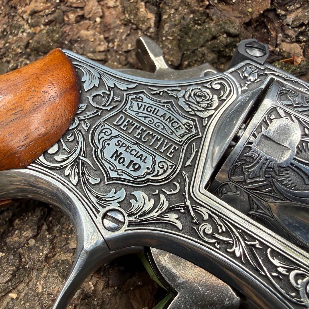 一点物S&W M19 2.5インチ ヴィクトリアン探偵彫刻カスタム 木製グリップ