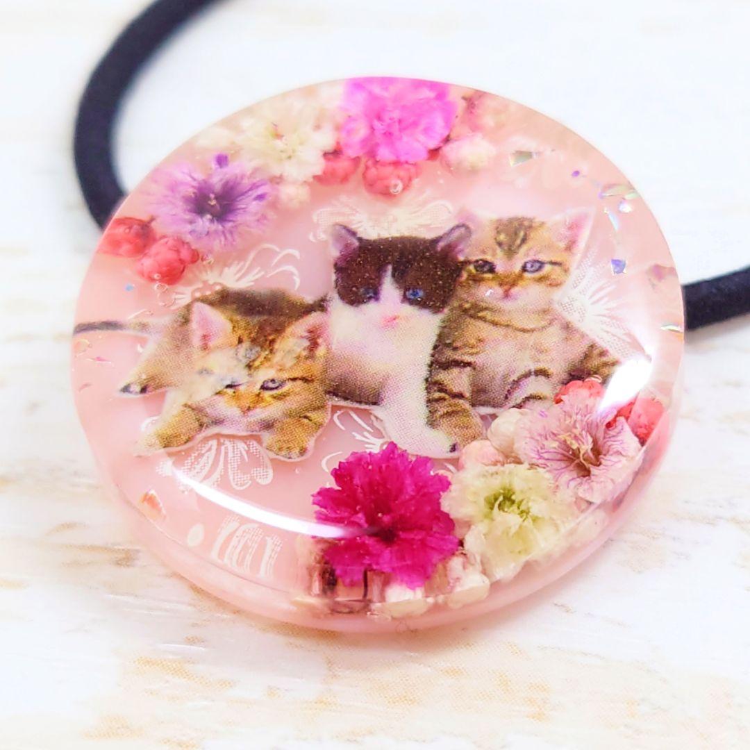 かすみ草と3匹の猫ちゃん ハンドメイド レジン ピンク お花  ネックレス 丸