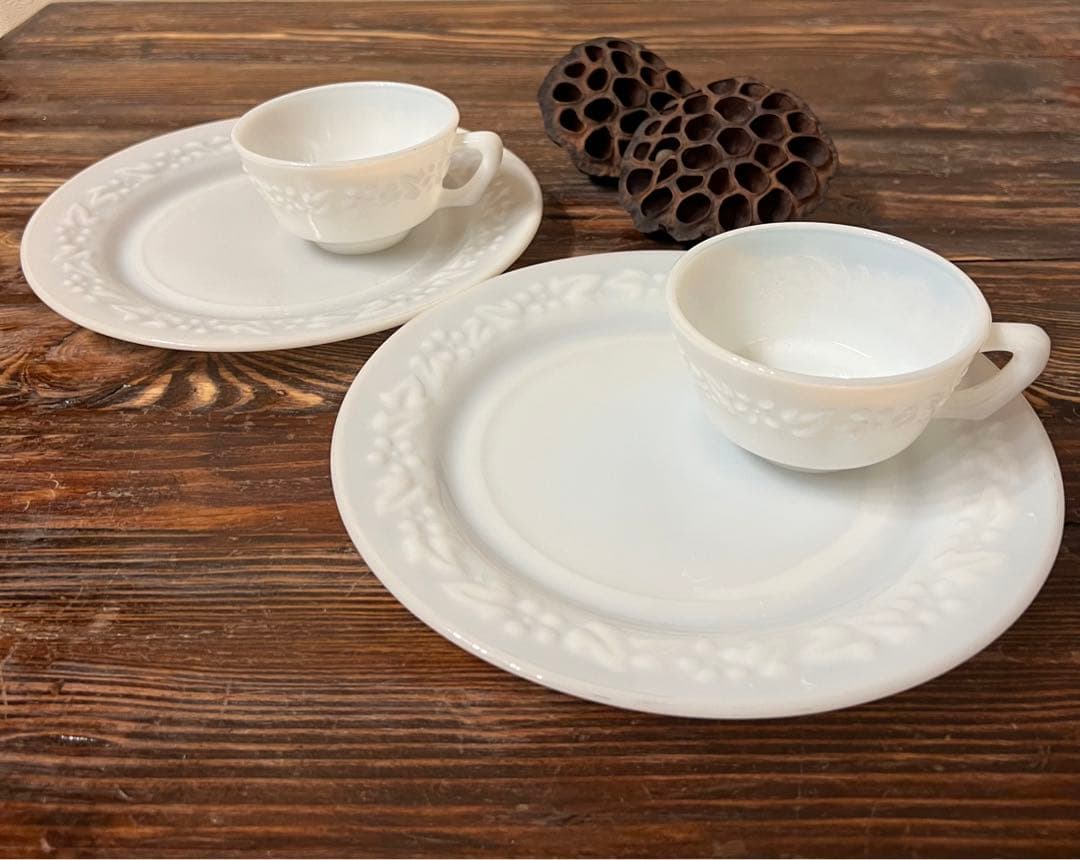 ヘーゼルアトラス　 フローラルエンボス プレート2枚 カップ 2個セット