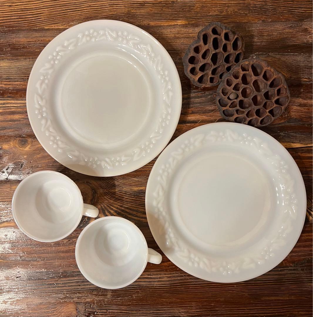 ヘーゼルアトラス　 フローラルエンボス プレート2枚 カップ 2個セット