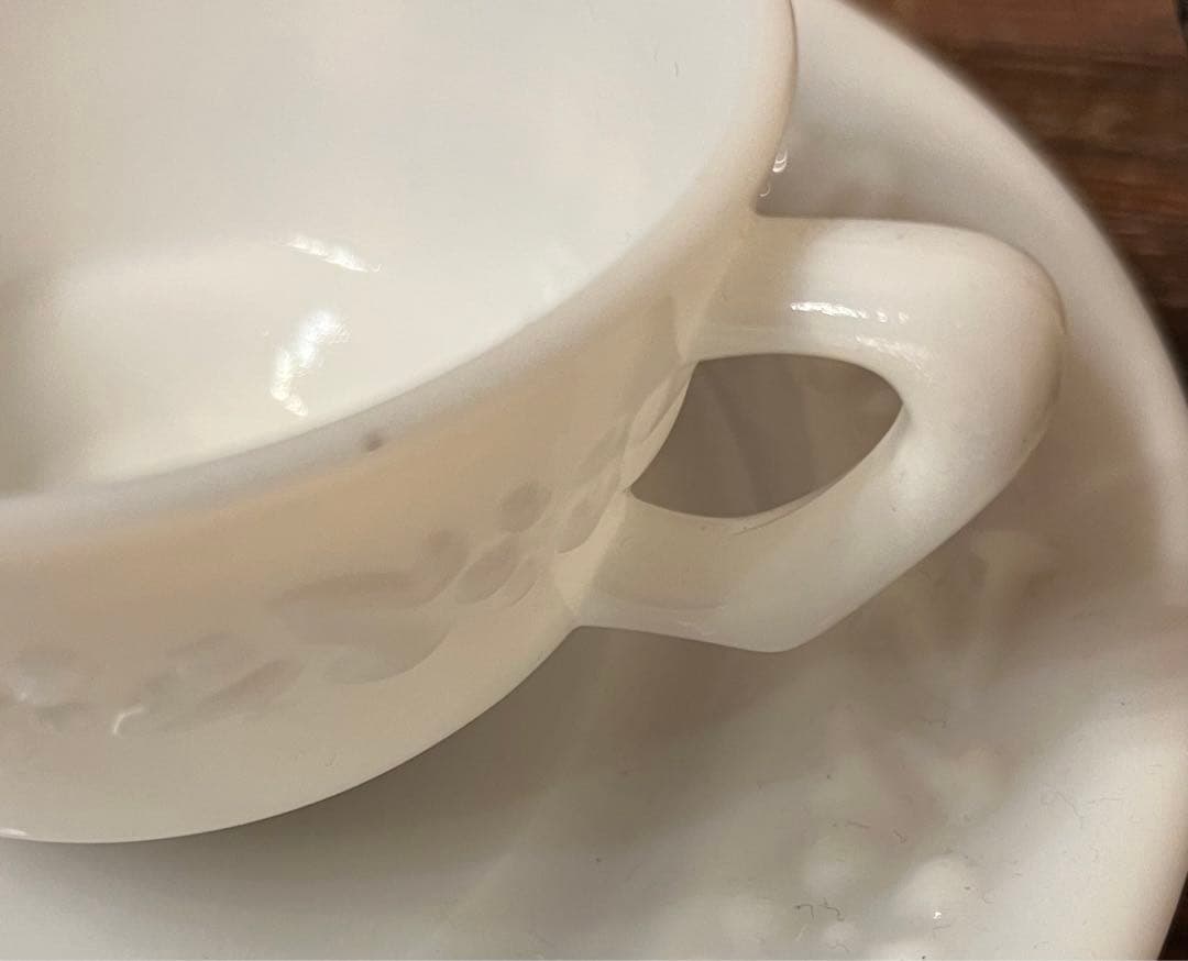 ヘーゼルアトラス　 フローラルエンボス プレート2枚 カップ 2個セット