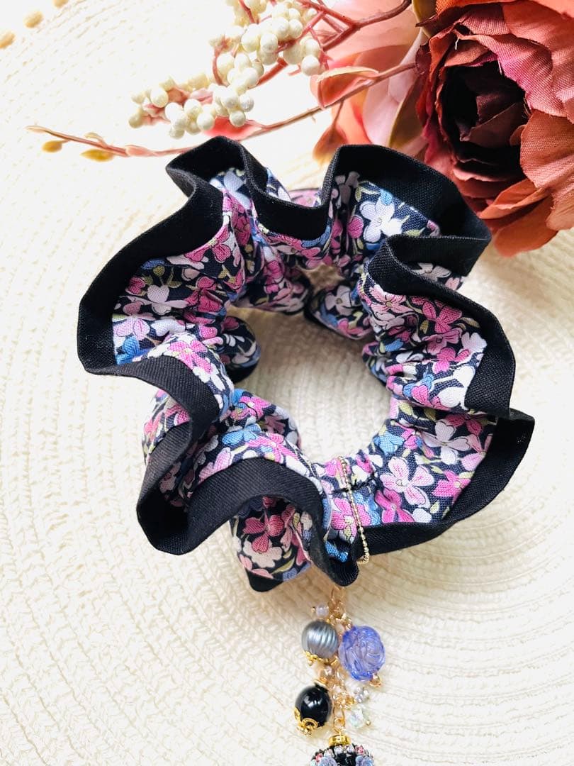 NO.141 ハンドメイドシュシュ　リバティ　花柄　手染めビーズ