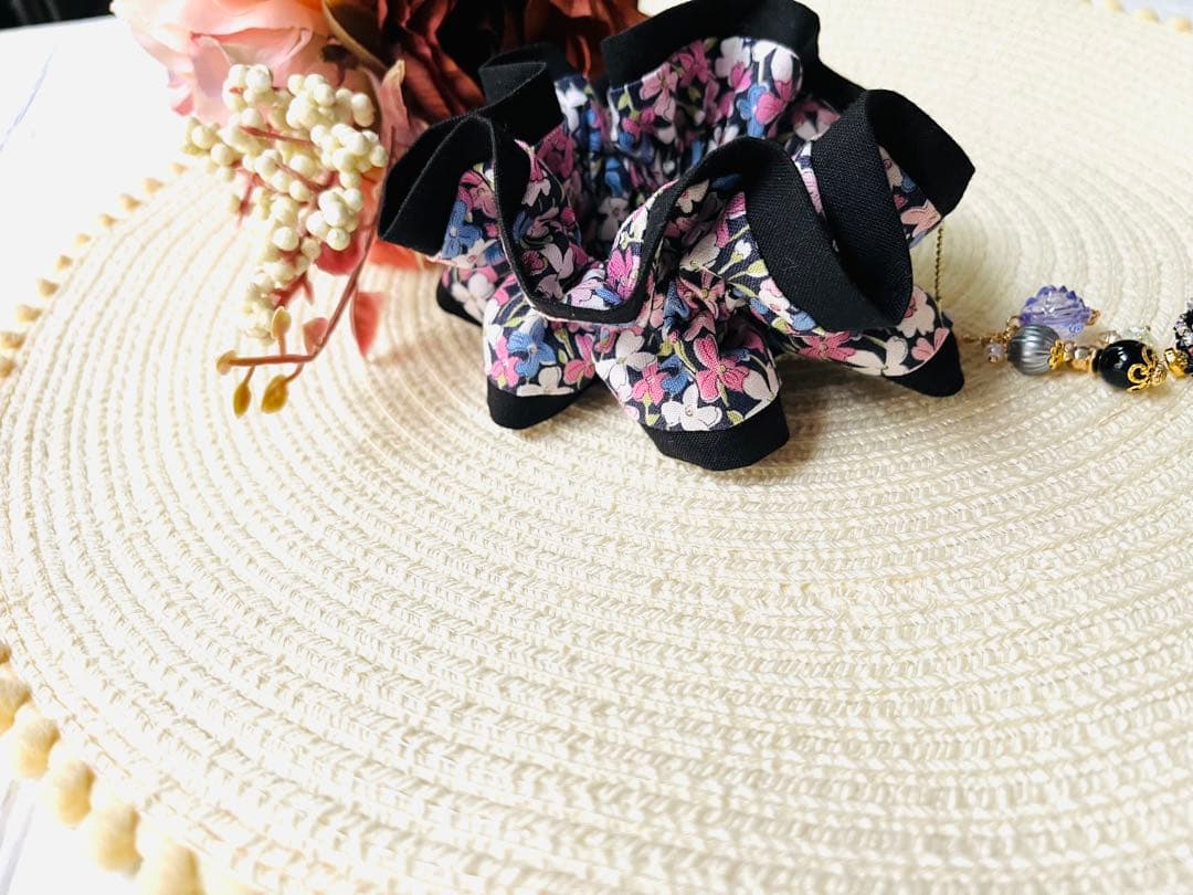 NO.141 ハンドメイドシュシュ　リバティ　花柄　手染めビーズ