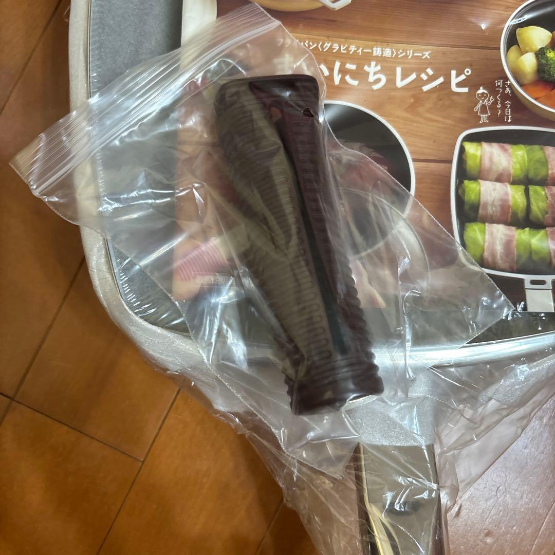 フライパンとレシピ本、シリコンヘラセット