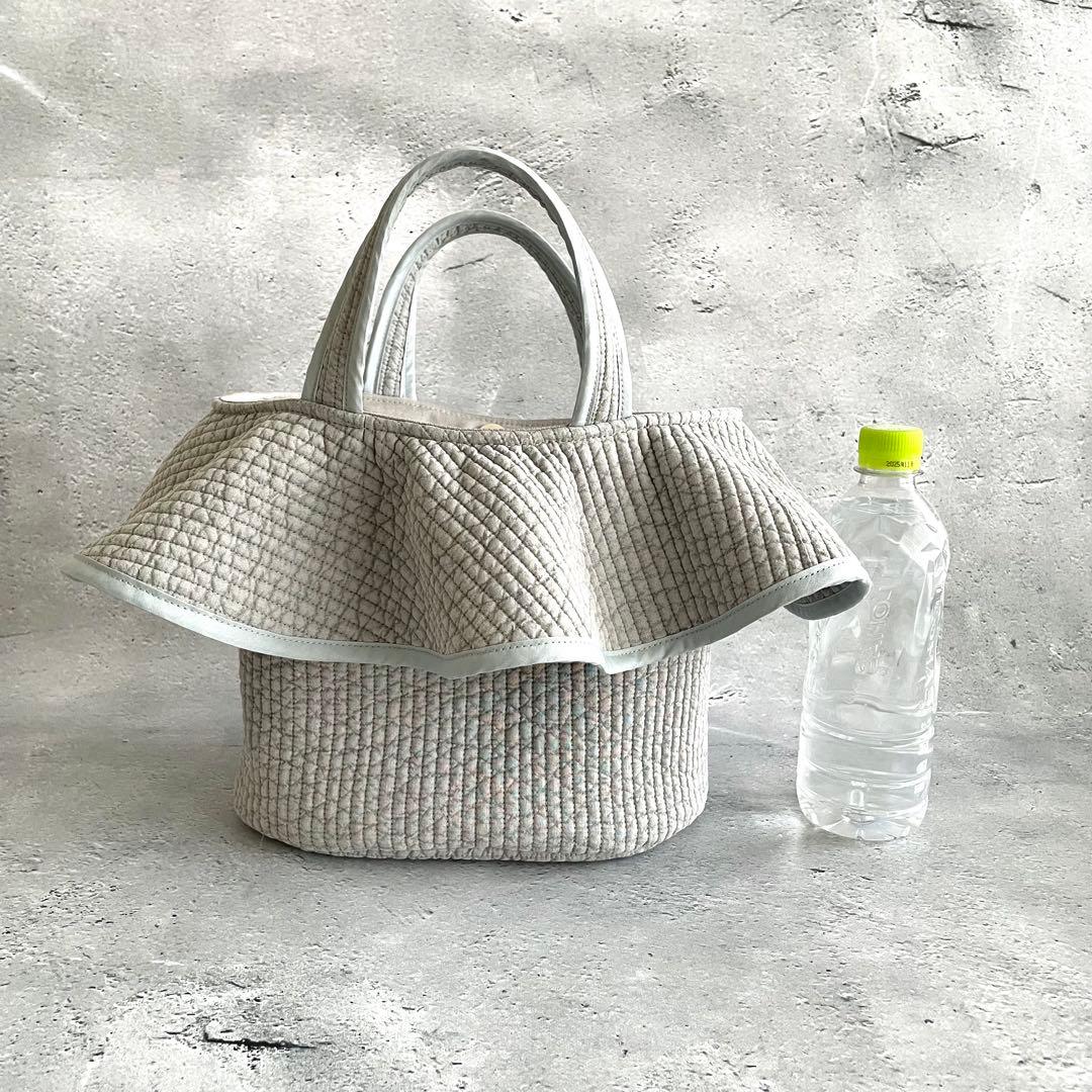 フリル付き楕円底のトートバッグ　ヌビバッグ　裏地付き　ライトグレー　ハンドメイド