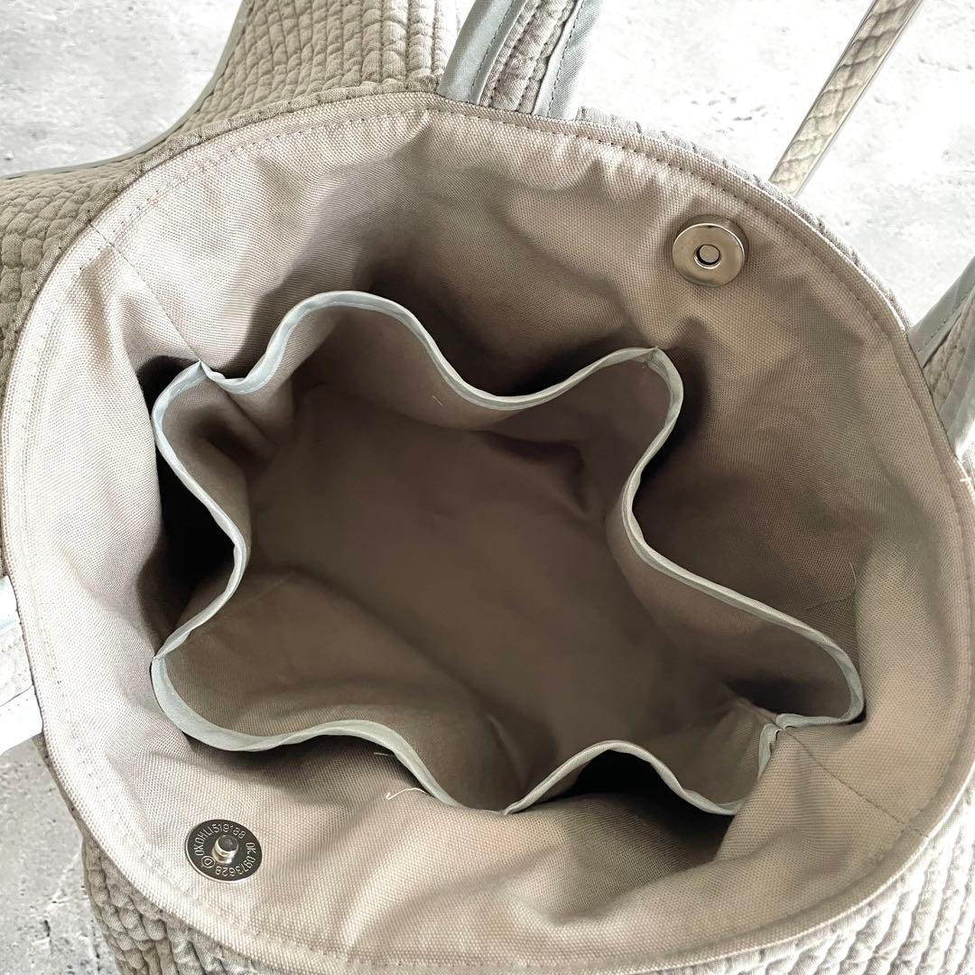 フリル付き楕円底のトートバッグ　ヌビバッグ　裏地付き　ライトグレー　ハンドメイド