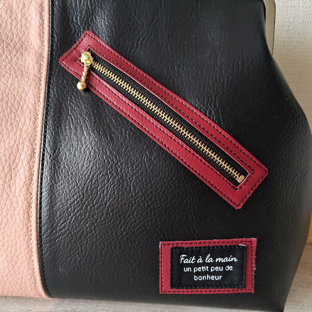 がま口バッグ　サーモンピンクレザーと黒レザーのコンビ　切り替え　ハンドバッグ