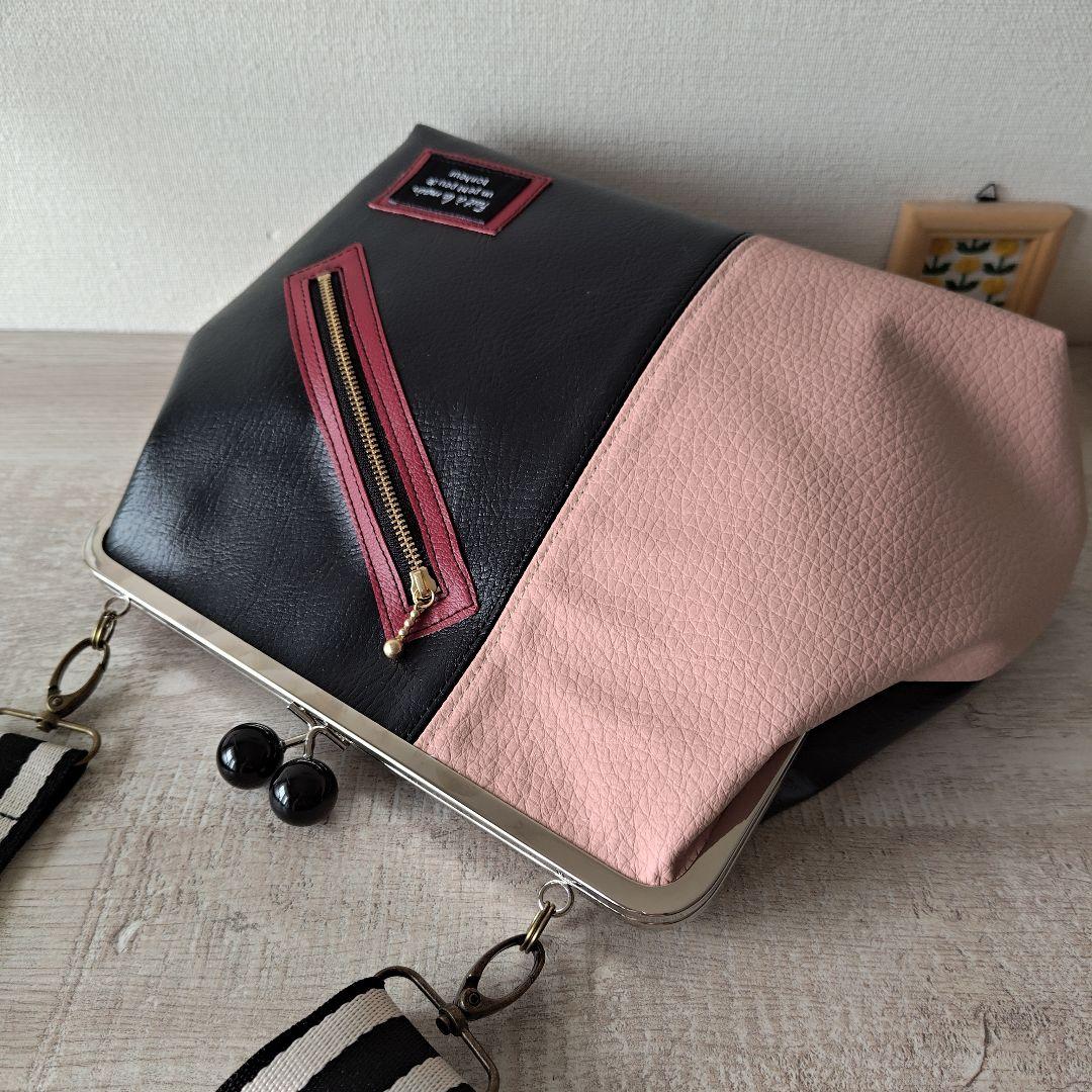 がま口バッグ　サーモンピンクレザーと黒レザーのコンビ　切り替え　ハンドバッグ