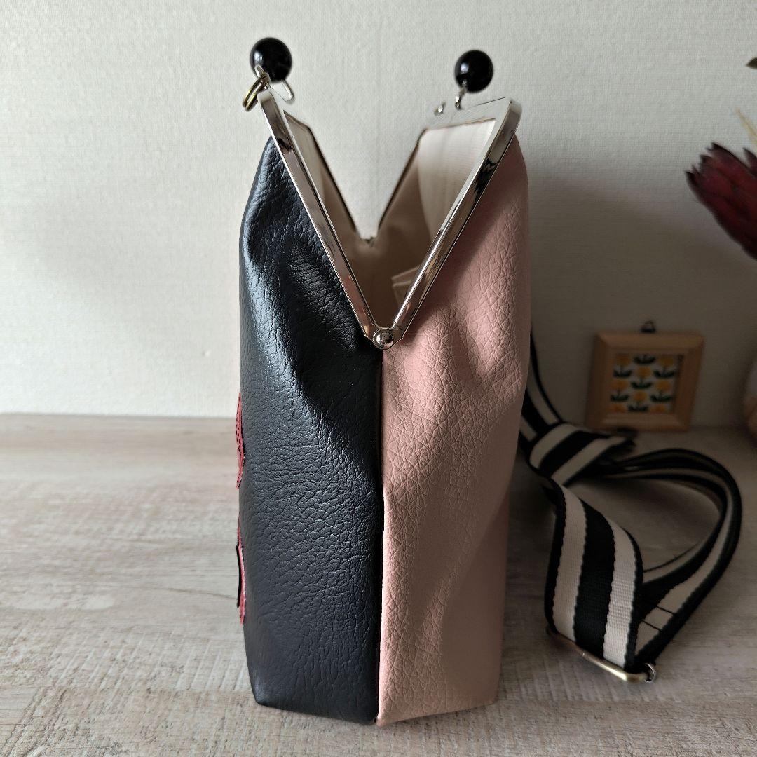 がま口バッグ　サーモンピンクレザーと黒レザーのコンビ　切り替え　ハンドバッグ