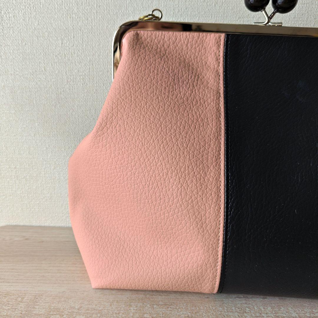 がま口バッグ　サーモンピンクレザーと黒レザーのコンビ　切り替え　ハンドバッグ