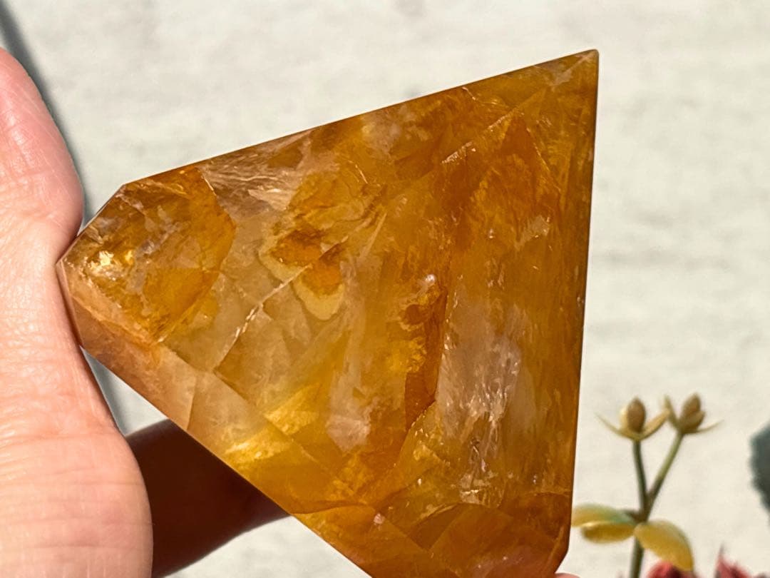 《虹をまとう太陽＊リモナイトインクォーツ×ダイヤ型》