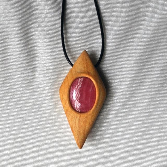 ”聖なる木”パロサント　ネックレス　＊＊　ロードクロサイト・ワイルーロの実