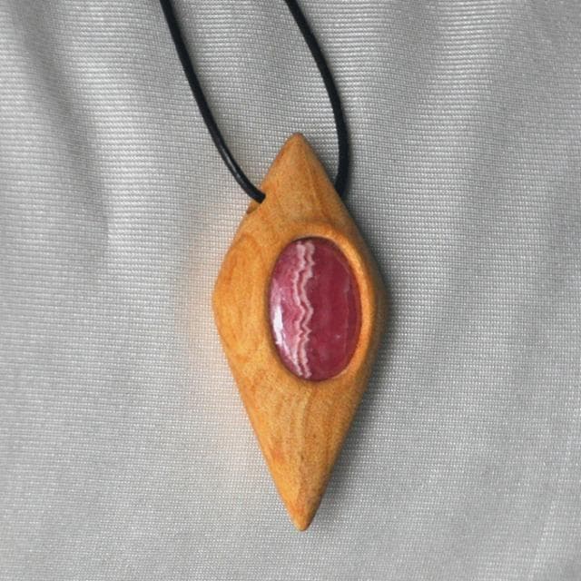 ”聖なる木”パロサント　ネックレス　＊＊　ロードクロサイト・ワイルーロの実