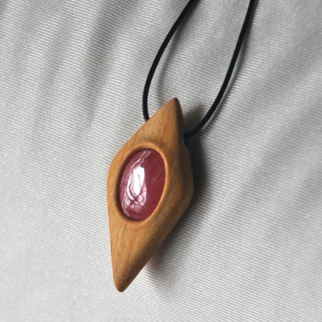 ”聖なる木”パロサント　ネックレス　＊＊　ロードクロサイト・ワイルーロの実