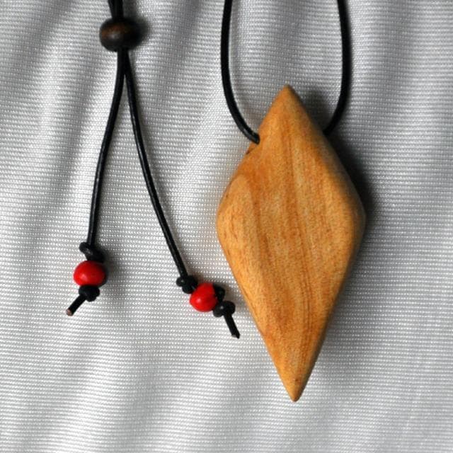 ”聖なる木”パロサント　ネックレス　＊＊　ロードクロサイト・ワイルーロの実