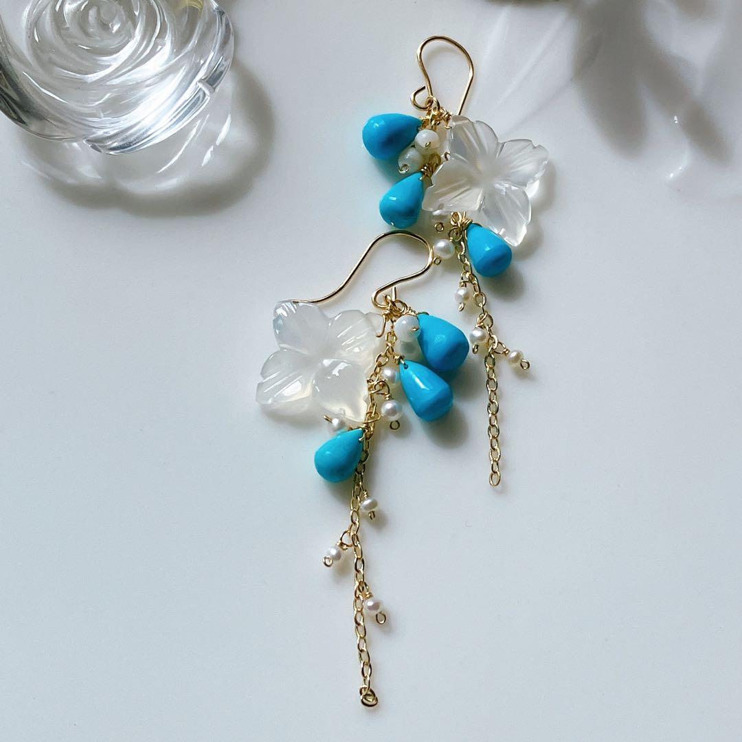 フラワーカービングホワイトオニキス×スリーピングビューティーターコイズピアス