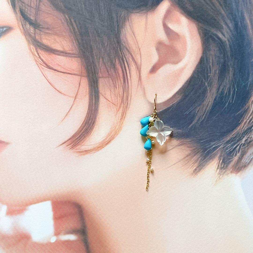 フラワーカービングホワイトオニキス×スリーピングビューティーターコイズピアス