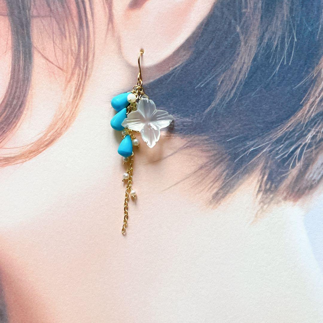 フラワーカービングホワイトオニキス×スリーピングビューティーターコイズピアス