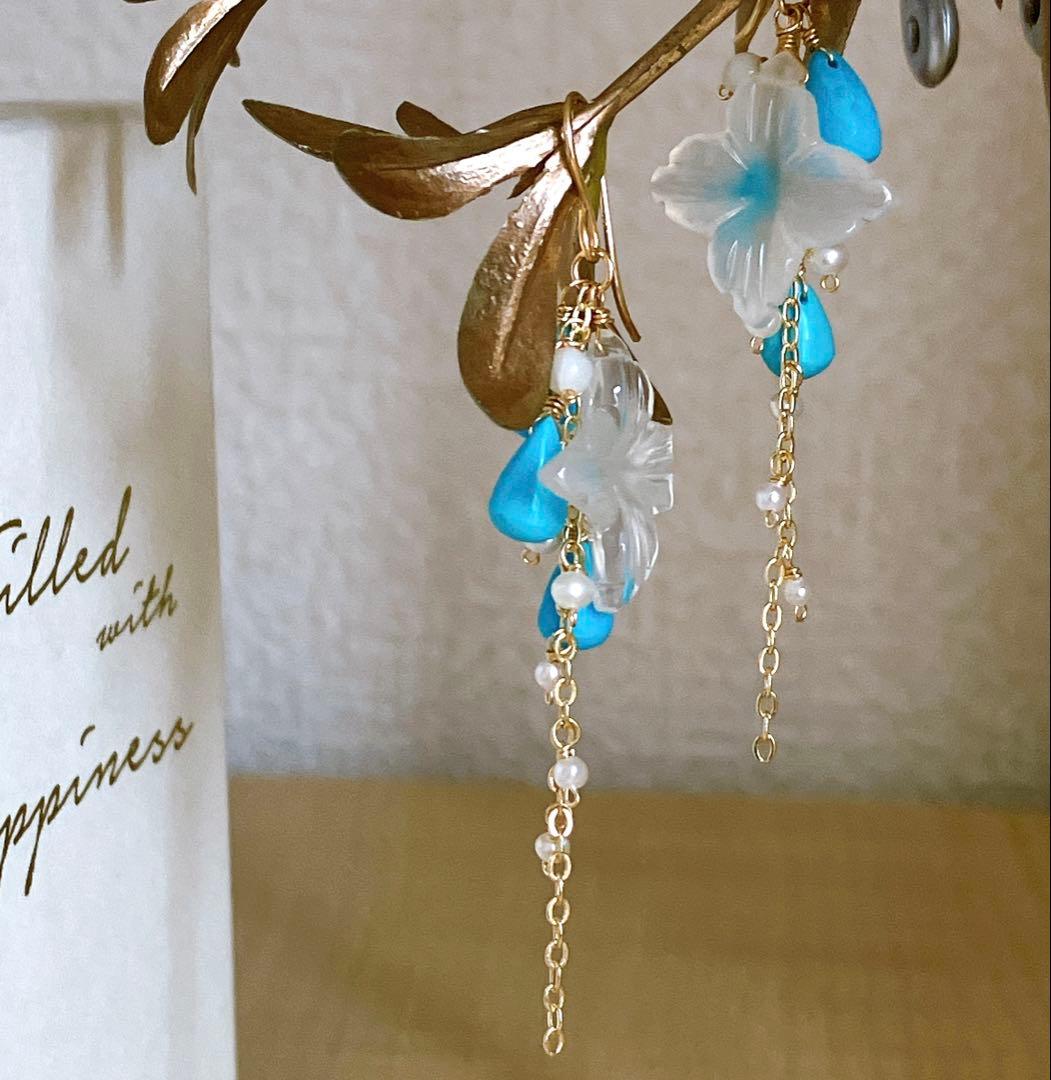 フラワーカービングホワイトオニキス×スリーピングビューティーターコイズピアス