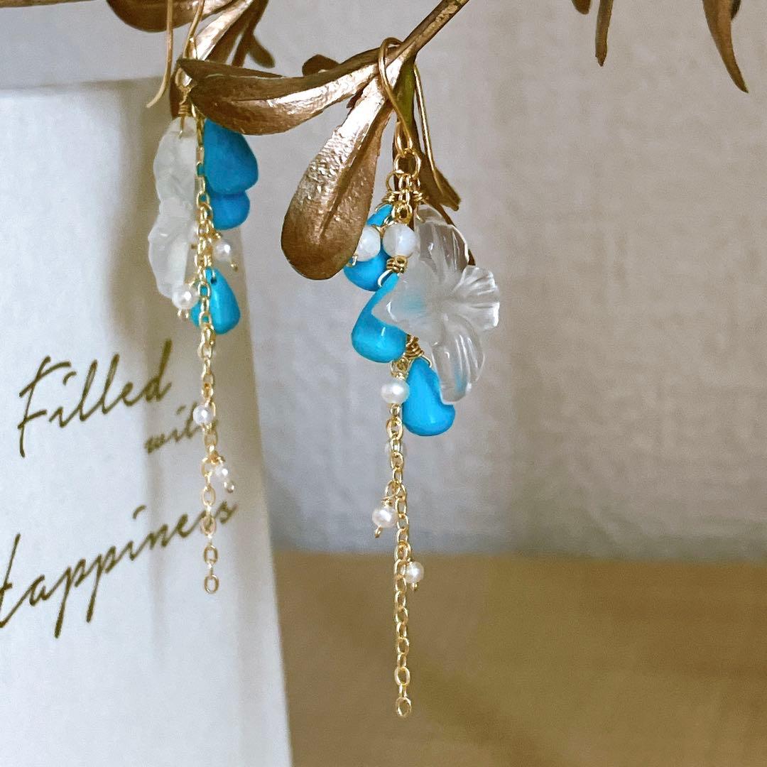 フラワーカービングホワイトオニキス×スリーピングビューティーターコイズピアス