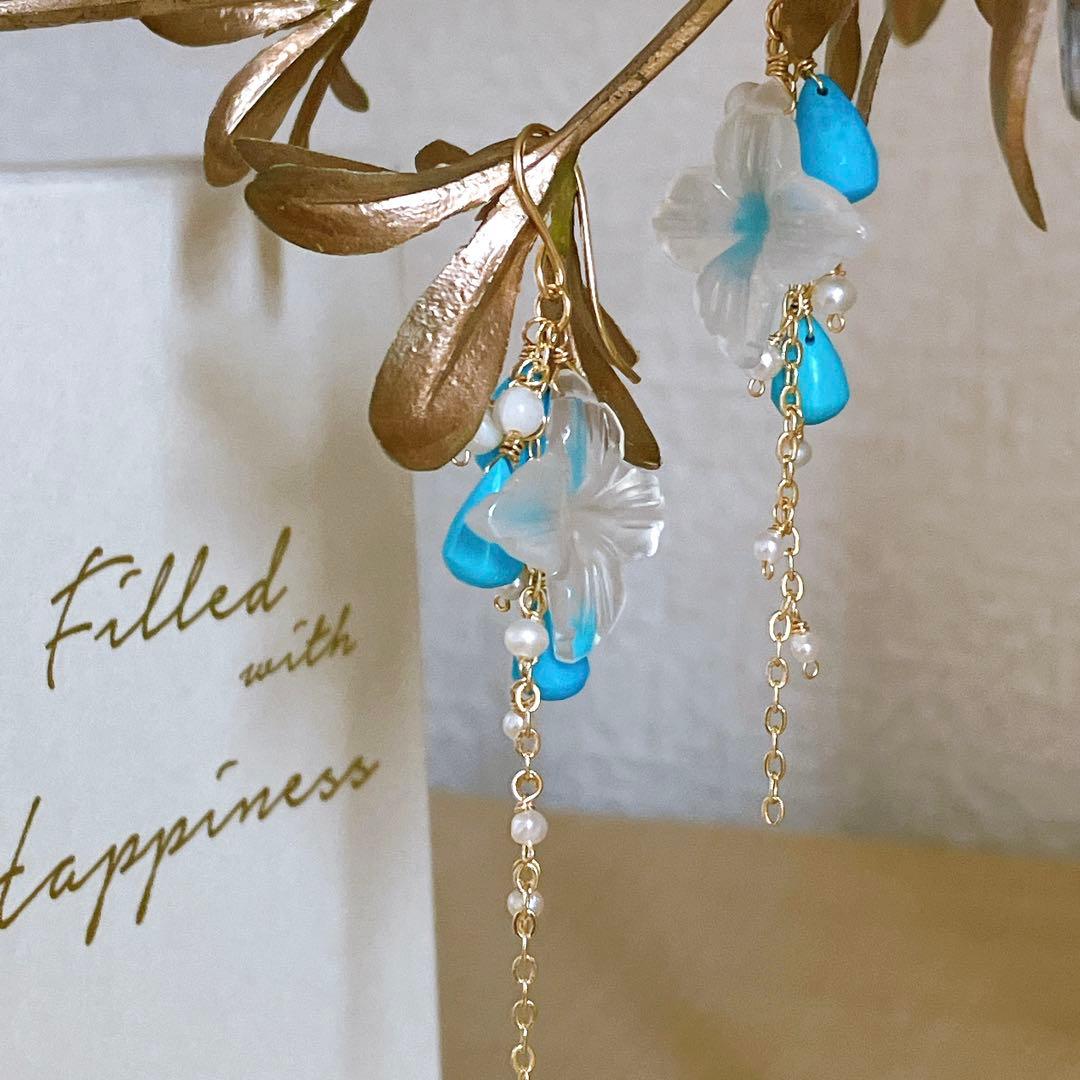 フラワーカービングホワイトオニキス×スリーピングビューティーターコイズピアス