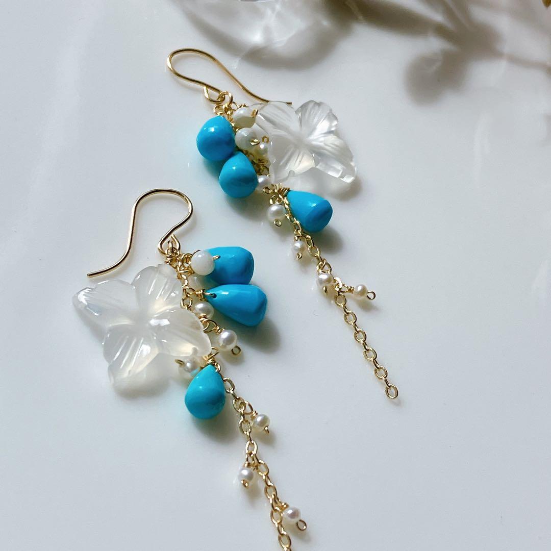 フラワーカービングホワイトオニキス×スリーピングビューティーターコイズピアス