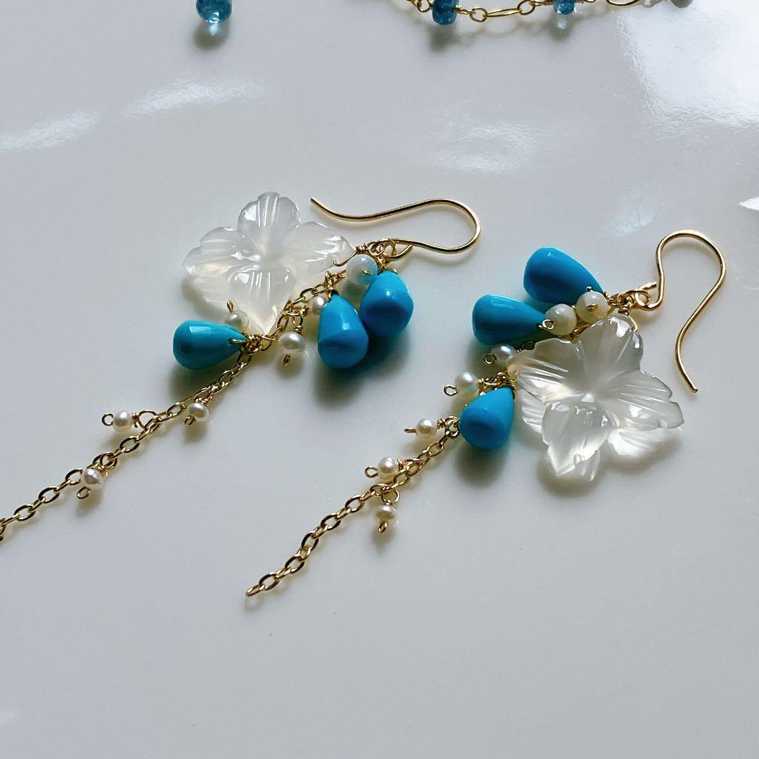 フラワーカービングホワイトオニキス×スリーピングビューティーターコイズピアス